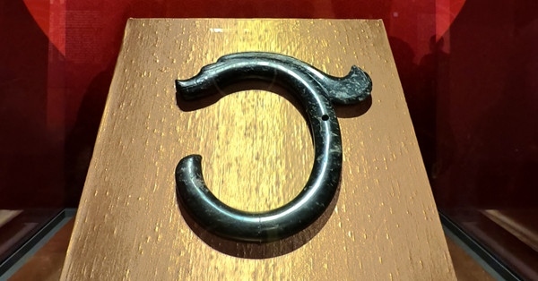 紅山文化C形玉龍。人民網(wǎng)記者 韋衍行攝