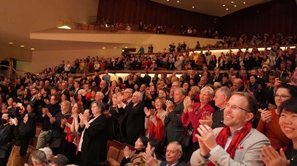 中德觀眾觀看中央民族樂團“”天地永樂·中國節(jié)“”音樂會。中國駐德國大使館供圖