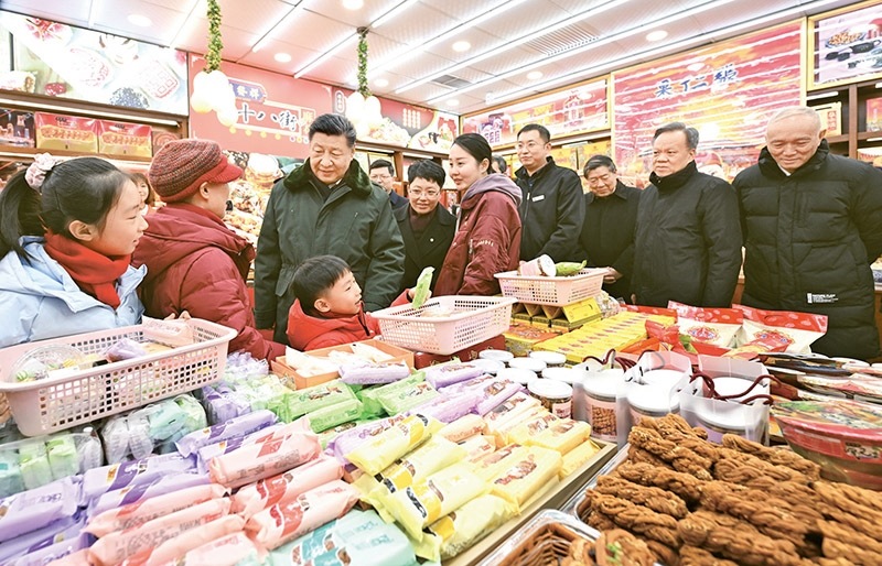 2024年2月1日至2日，中共中央總書記、國家主席、中央軍委主席習近平來到天津，看望慰問基層干部群眾。這是1日下午，習近平在天津古文化街考察時，走進店鋪同現(xiàn)場群眾互動交流。 新華社記者 謝環(huán)馳/攝