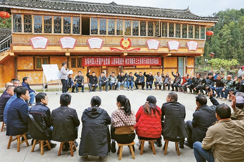 圖為2023年4月6日，貴州省黔東南苗族侗族自治州施秉縣白垛鄉(xiāng)白垛村村民在討論產(chǎn)業(yè)發(fā)展、人居環(huán)境提升、鄉(xiāng)村文明建設(shè)相關(guān)事宜。 人民圖片 磨桂賓/攝