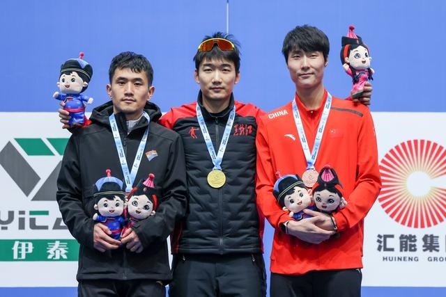 1月12日，“十四冬”速度滑冰（公開組）男子500米比賽，冠軍黑龍江隊選手高亭宇（中）、亞軍遼寧隊選手楊濤（左）、季軍河北隊選手李添龍在頒獎儀式上合影。新華社記者 王楷焱 攝