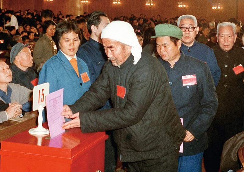 我國現(xiàn)行憲法于1982年12月4日由第五屆全國人大第五次會議通過并公布施行。根據(jù)改革開放和社會主義現(xiàn)代化建設(shè)的實踐和發(fā)展，全國人大于1988年、1993年、1999年、2004年、2018年先后5次作出必要的、也是十分重要的修正。圖為出席第五屆全國人民代表大會第五次會議的代表投票表決《中華人民共和國憲法》（資料照片）。 新華社發(fā)