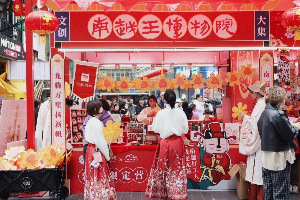 在西湖花市的南越王博物院攤位，文創(chuàng)與花市的跨界融合吸引了不少市民游客駐足。（南越王博物院供圖）
