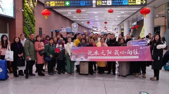 2月11日，一批馬來(lái)西亞游客抵達(dá)沈陽(yáng)桃仙國(guó)際機(jī)場(chǎng)。新華社發(fā)