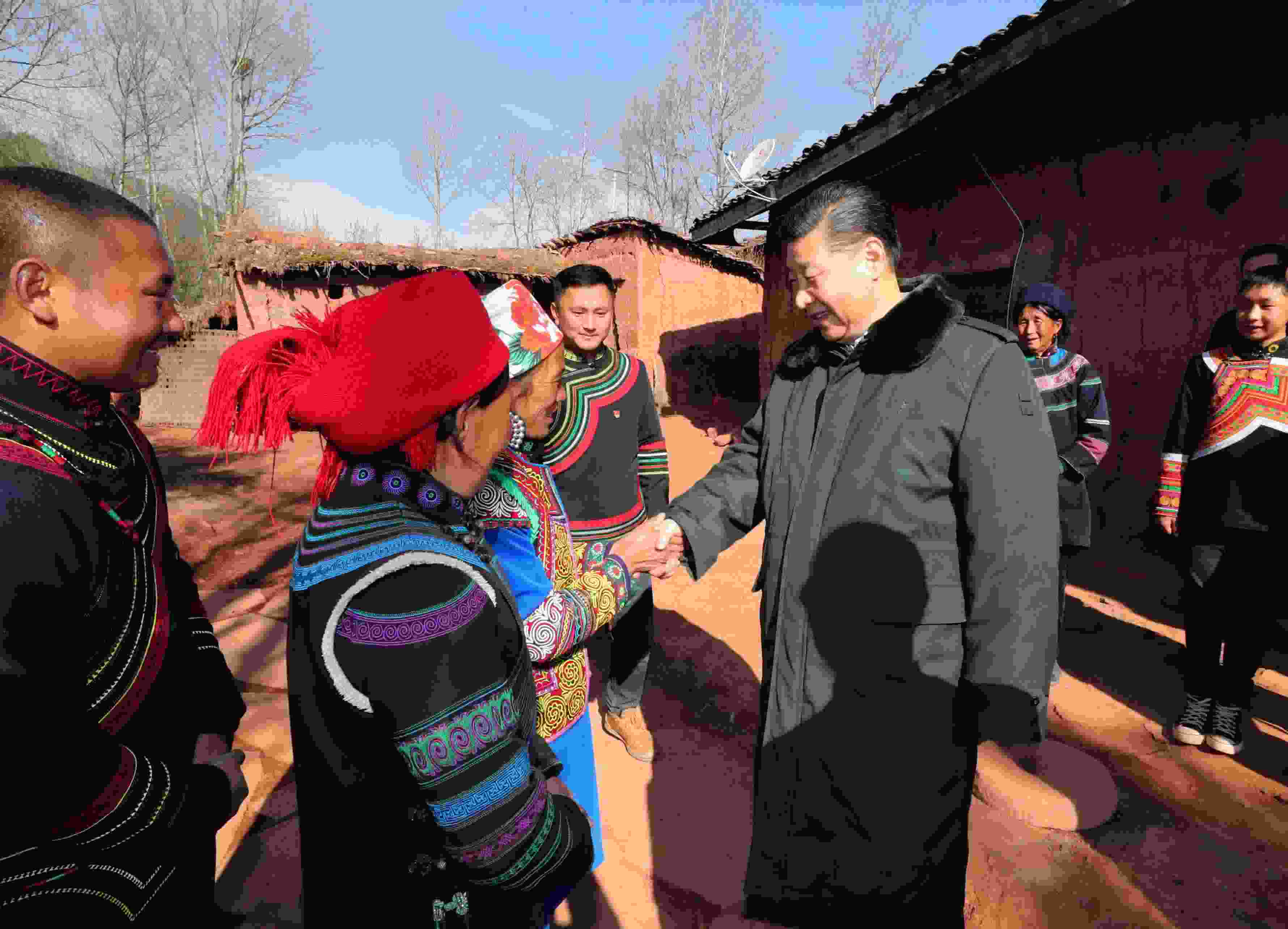 △ 2018年2月11日，習(xí)近平總書記驅(qū)車2個(gè)多小時(shí)，從四川西昌市來(lái)到位于大涼山深處的昭覺縣三岔河鄉(xiāng)三河村、解放鄉(xiāng)火普村，走進(jìn)彝族貧困群眾家中，看實(shí)情、問(wèn)冷暖、聽心聲，同當(dāng)?shù)馗刹咳罕姽采叹珳?zhǔn)脫貧之策。