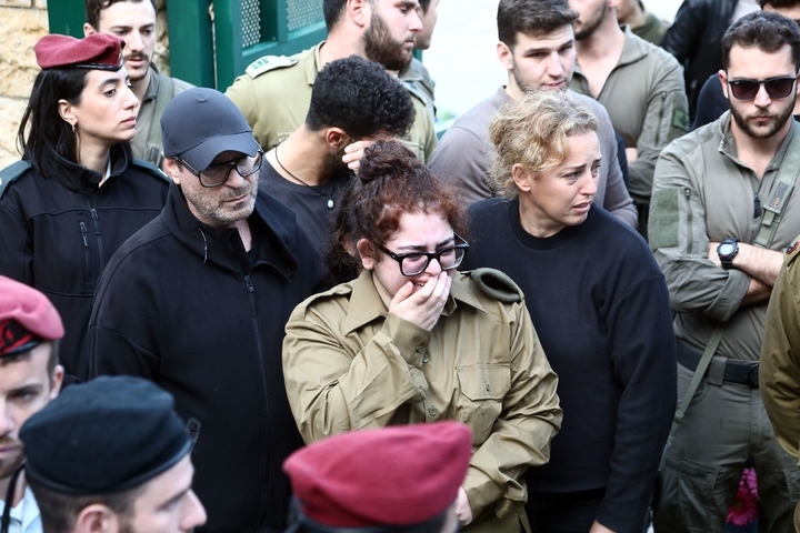 1月23日，在以色列特拉維夫的一處公墓，人們參加一名以色列士兵的葬禮。新華社發(fā)（吉德翁·馬科維奇攝/基尼圖片社）