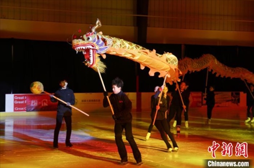 當(dāng)?shù)貢r(shí)間2月17日晚，作為農(nóng)歷甲辰龍年“歡樂春節(jié)”系列活動(dòng)之一，別具特色的青少年冰上春晚在加拿大多倫多舉行。圖為青少年表演冰上舞龍。 中新社記者 余瑞冬 攝