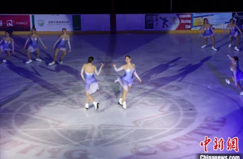 當(dāng)?shù)貢r(shí)間2月17日晚，青少年冰上春晚在加拿大多倫多舉行。圖為曾獲加拿大全國(guó)冠軍的一支青少年花滑隊(duì)進(jìn)行集體自由滑表演。 中新社記者 余瑞冬 攝