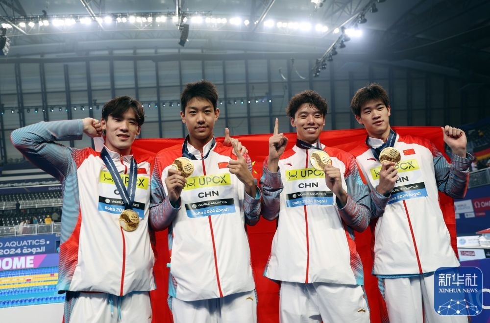 2月11日，2024年多哈游泳世錦賽男子4×100米自由泳接力決賽，中國(guó)隊(duì)選手王浩宇、張展碩、季新杰和潘展樂(lè)（從左到右）在頒獎(jiǎng)儀式后合影慶祝。新華社記者 雒圓 攝