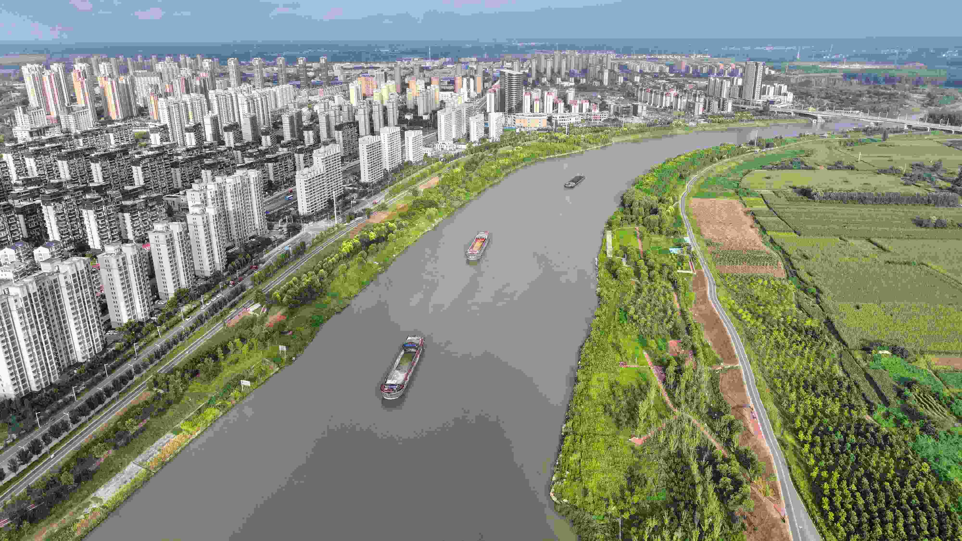 △ 2023年8月21日，安徽阜陽，初秋時節(jié)，界首城市建設與沙潁河水系、橋梁和綠植相映襯，構成一幅生態(tài)宜居的美麗畫卷。