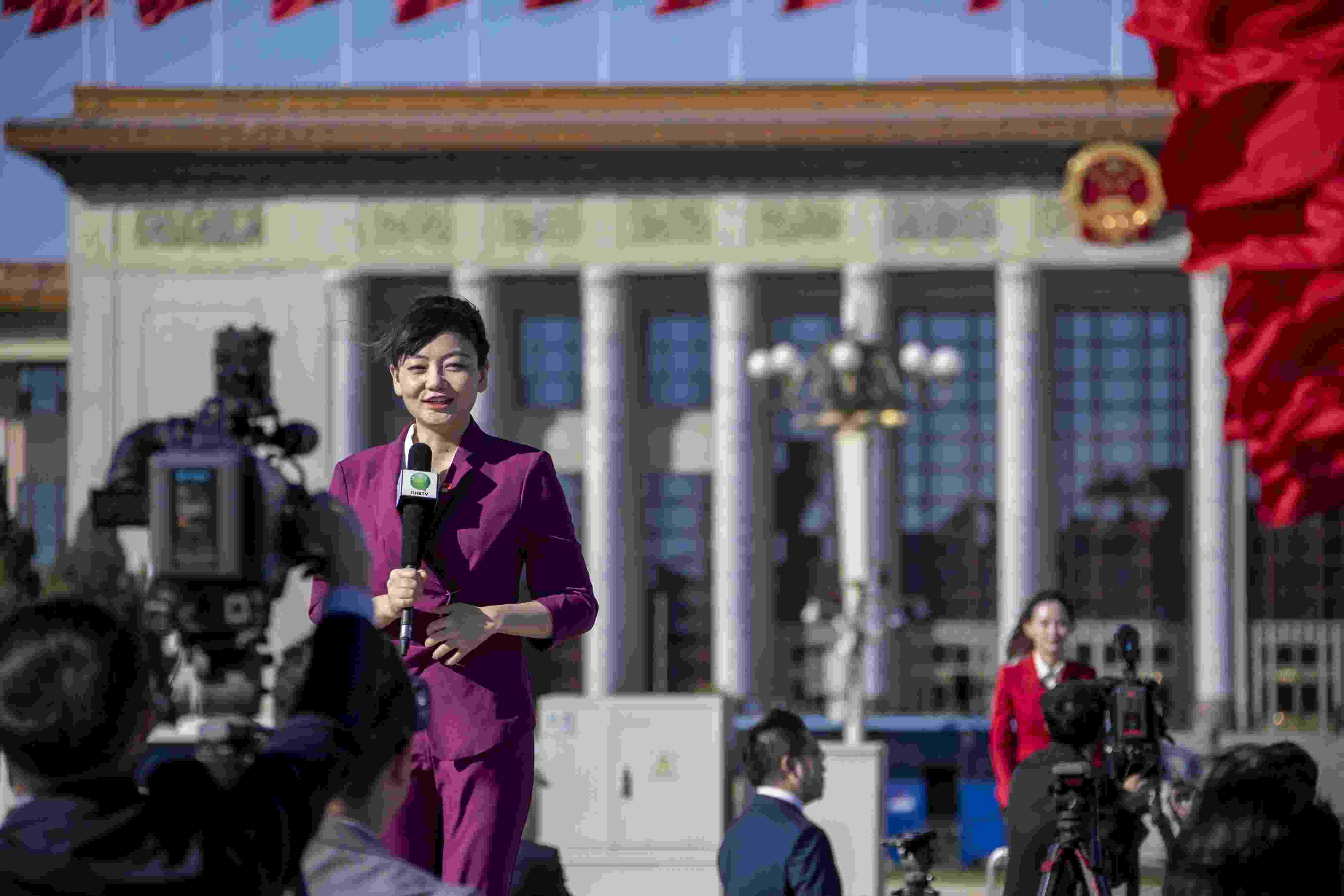 △ 2022年10月22日，北京人民大會(huì)堂，中國(guó)共產(chǎn)黨第二十次全國(guó)代表大會(huì)勝利閉幕，媒體記者戶外進(jìn)行現(xiàn)場(chǎng)報(bào)道。