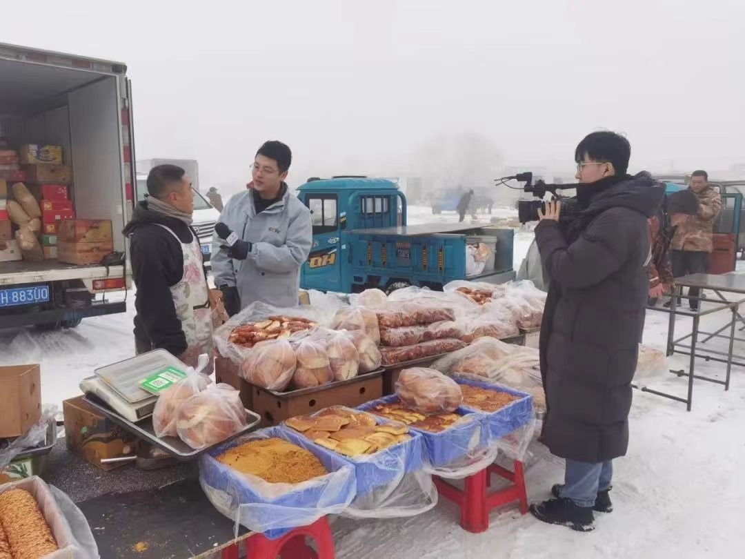 △ 2024年1月1日，在中央廣播電視總臺(tái)中央電視臺(tái)《新年新愿》報(bào)道中，遼寧營(yíng)口鲅魚圈區(qū)大集賣餅干的小哥憨態(tài)可掬的表情、生機(jī)勃勃的臉龐、充滿煙火氣的新年愿望，讓他火爆出圈。