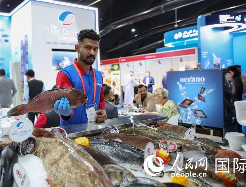 海灣食品展上，一位展商在展示海產(chǎn)品。人民網(wǎng) 塔里克·易卜拉欣攝