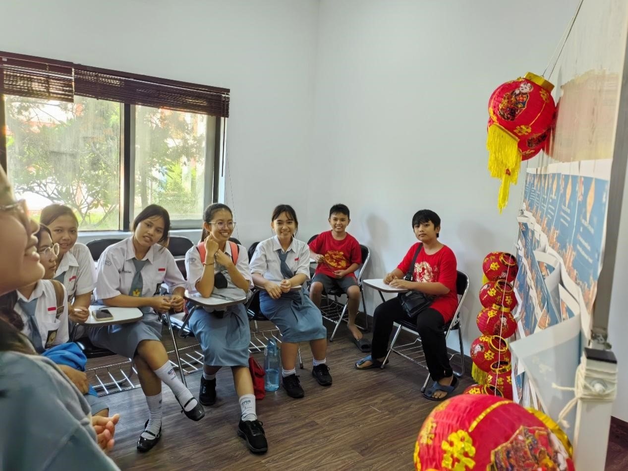 學生們踴躍參與猜燈謎活動。巴陵康孔子學院供圖