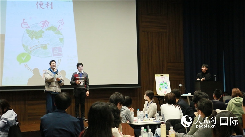 學(xué)生們發(fā)表小組討論成果。人民網(wǎng) 許可攝