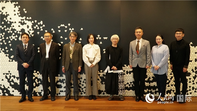 主辦方與嘉賓合影。人民網(wǎng) 蔣曉辰攝