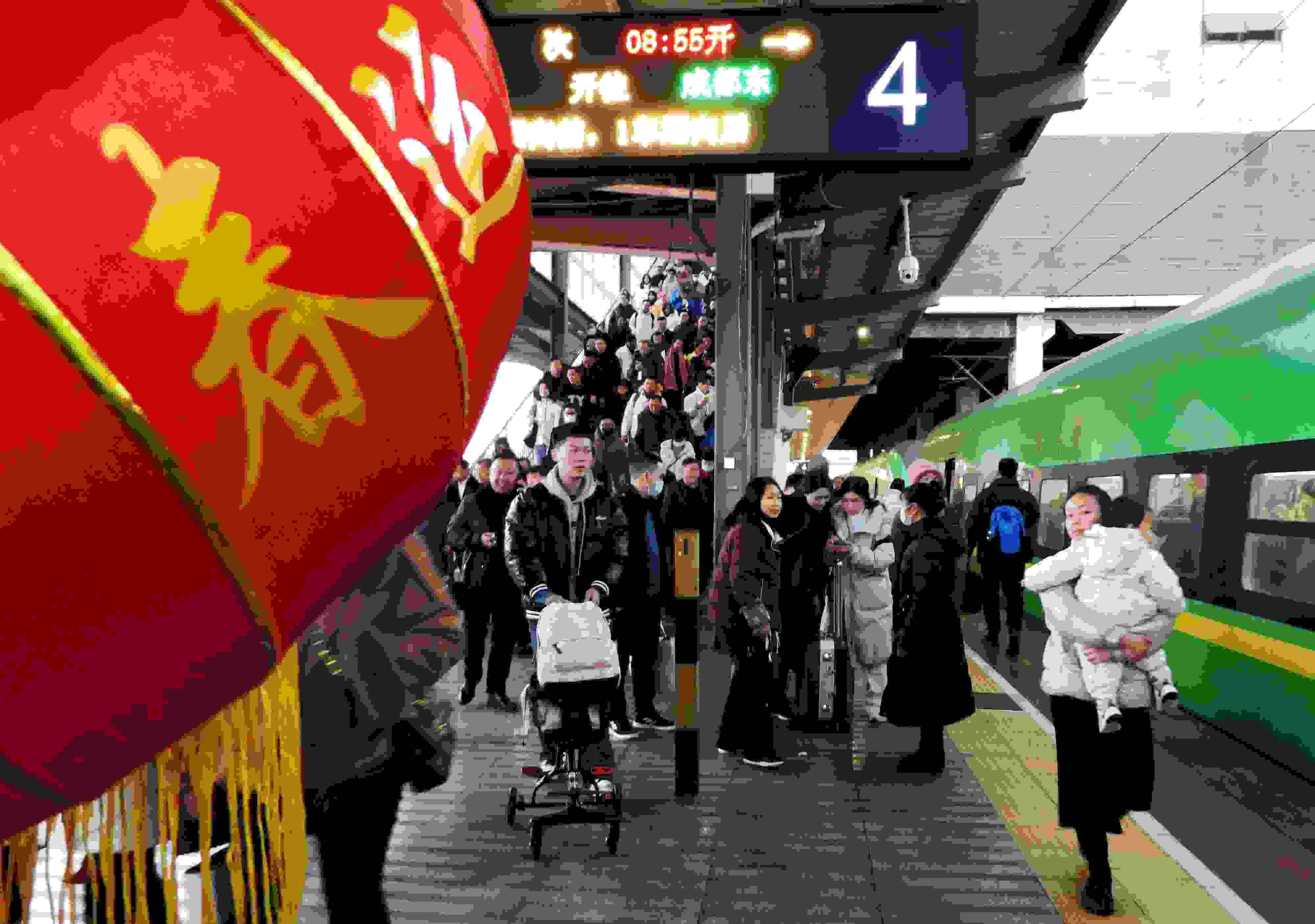 △ 2024年1月26日，四川省達州市車站，準備乘坐“復興號”動車組列車出行的旅客。