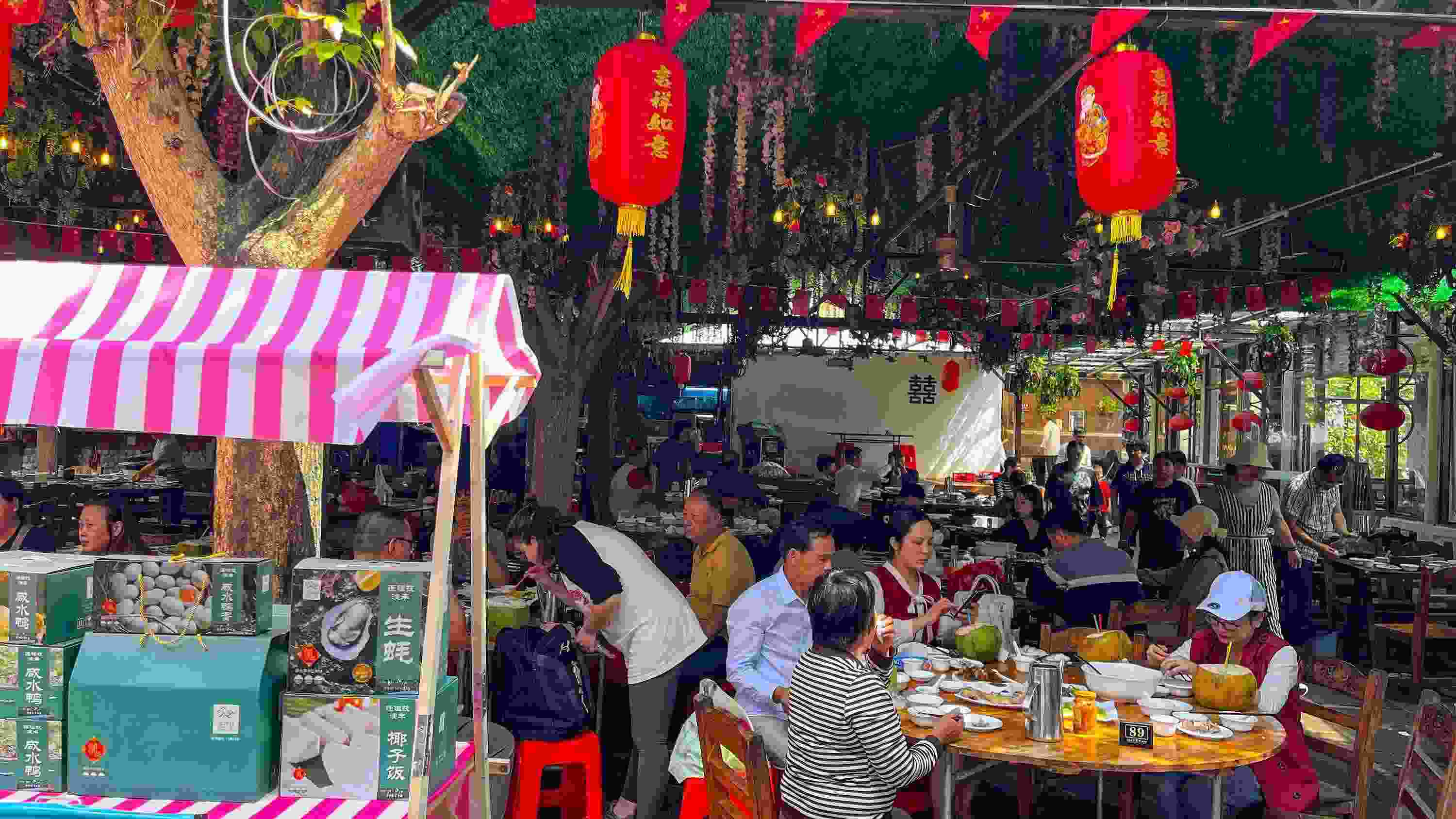 △ 2024年2月17日，春節(jié)假期最后一天，?？卩l(xiāng)村旅游持續(xù)火爆，眾多游客前往漁家樂品嘗特色海鮮和鄉(xiāng)村美食。