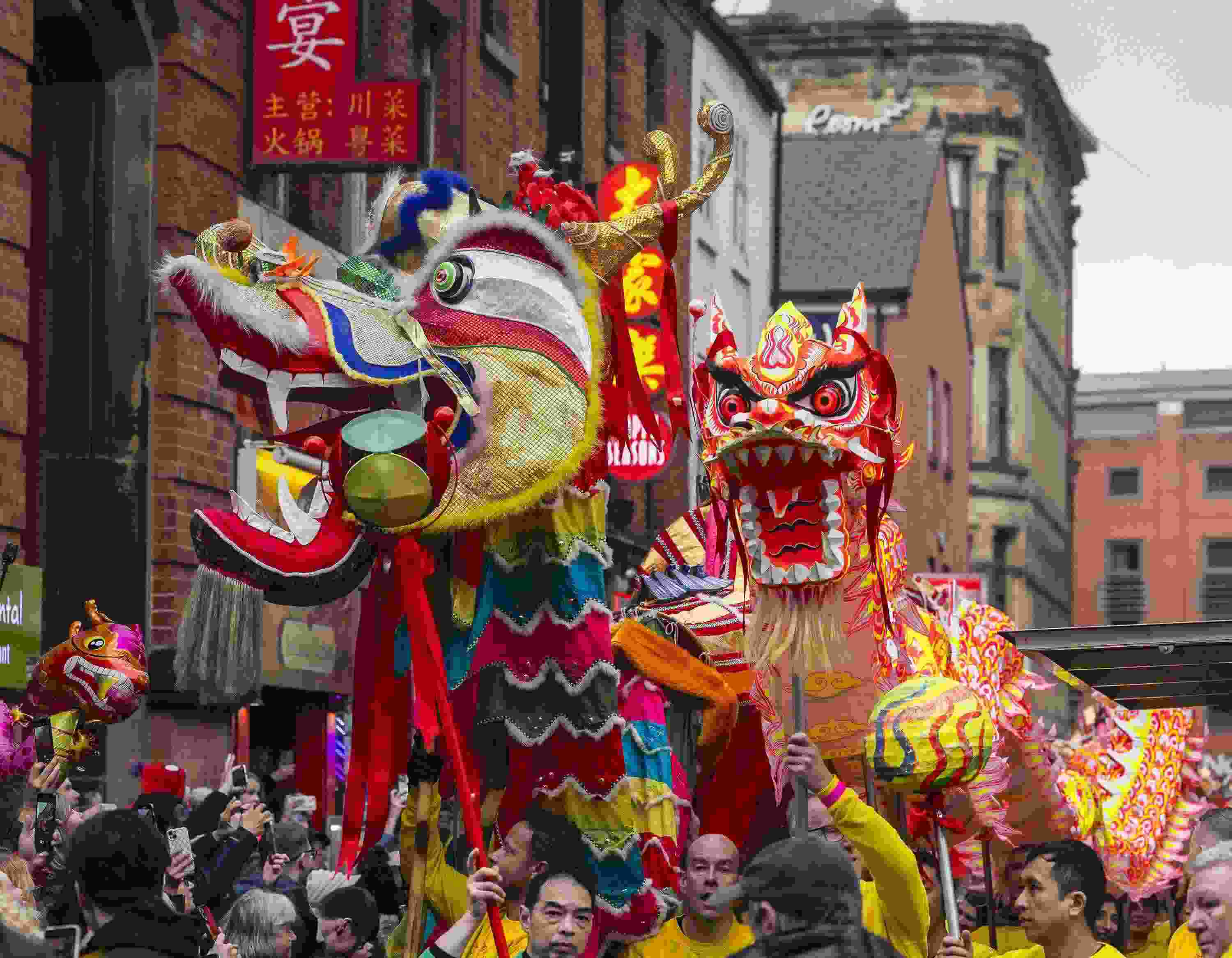 △ 當?shù)貢r間2024年2月11日，英國曼徹斯特，表演者進入中國城，參加中國農(nóng)歷龍年春節(jié)的慶?；顒?。