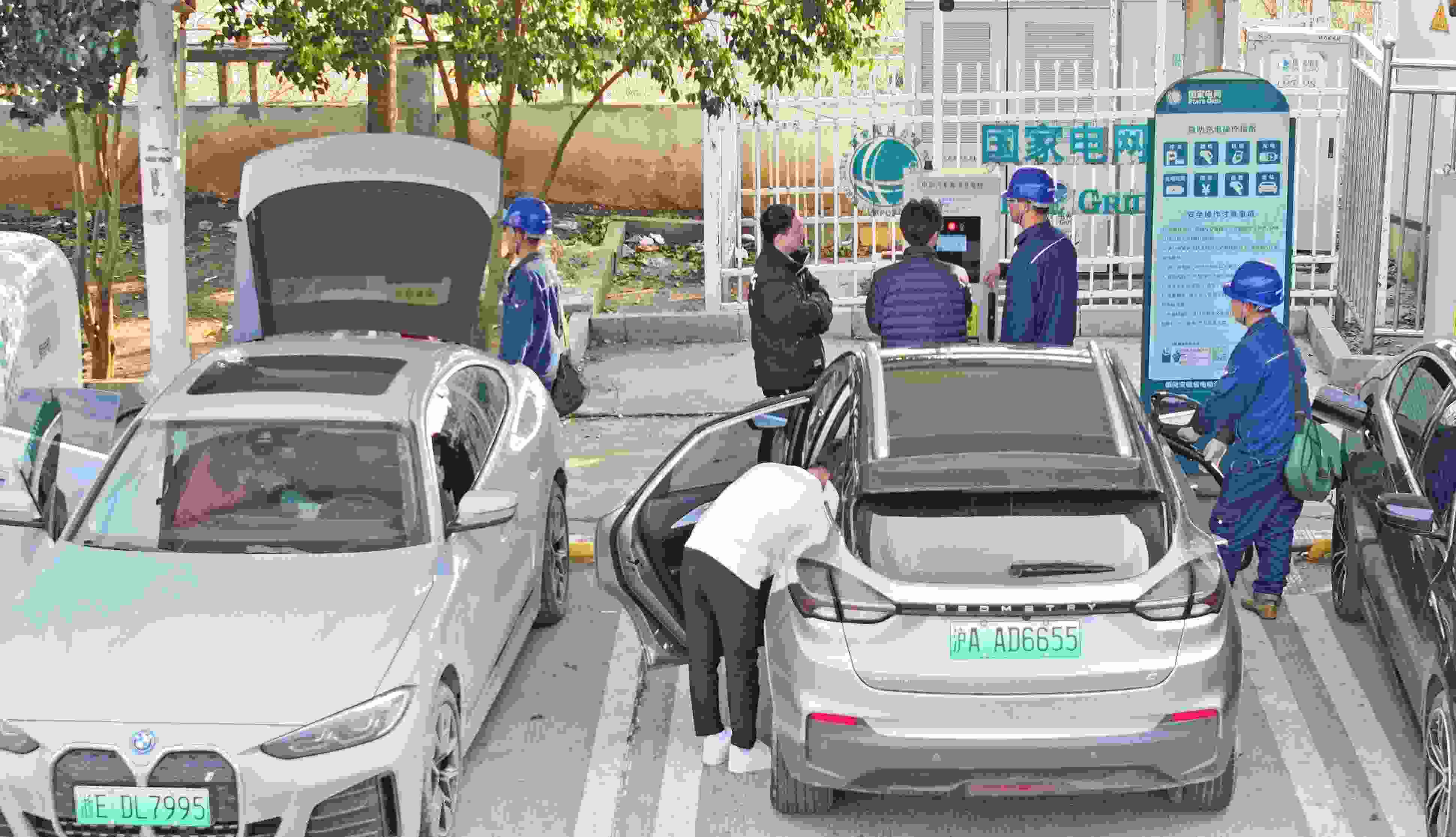 △ 2024年2月17日，安徽滁州來安縣大英鎮(zhèn)境內(nèi)的G36寧洛高速曹莊服務區(qū)，滁州市供電公司工作人員協(xié)助電動汽車車主高效解決充電中遇到的問題。