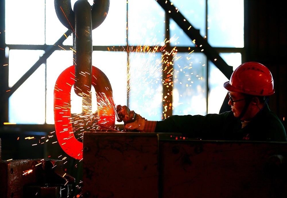 △ 2024年2月17日，青島市，即墨區(qū)靈山街道一家錨鏈企業(yè)，工人正在忙碌。