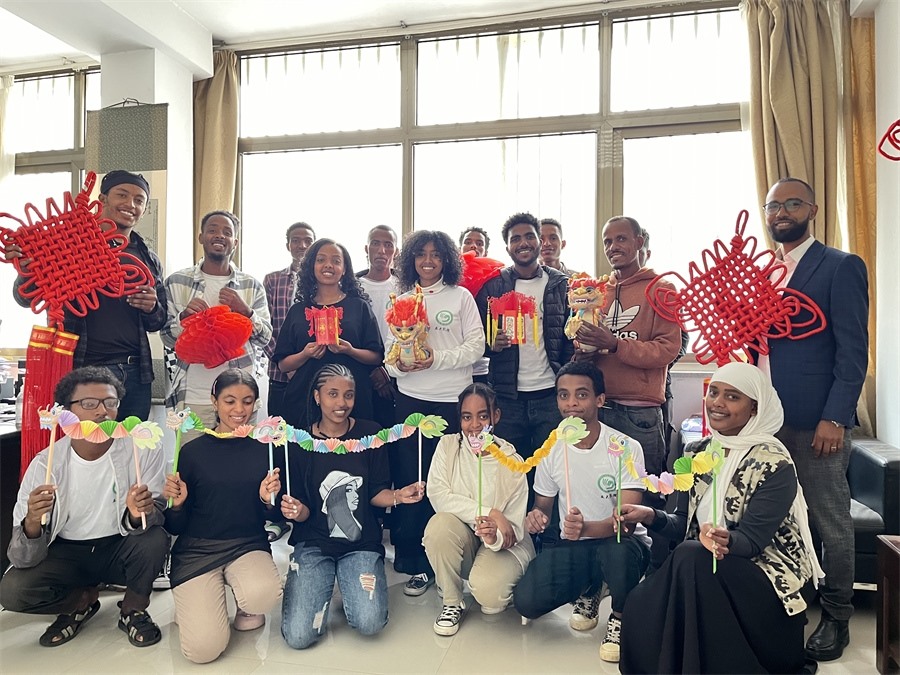 參加活動的學(xué)生合影。亞的斯亞貝巴大學(xué)孔子學(xué)院供圖