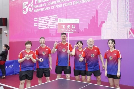 2021年，歐君廷（左三）參加上海紀念中美乒乓外交50周年活動