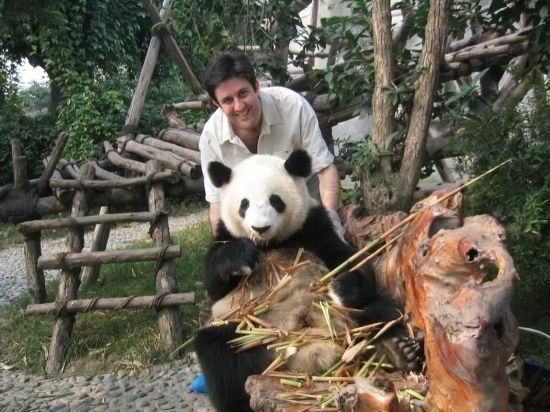2006年，歐君廷在四川成都和熊貓合影