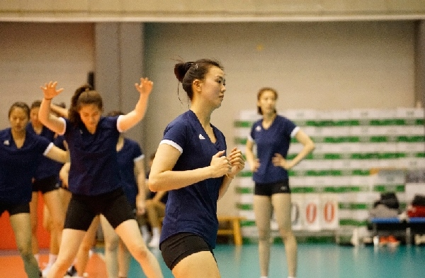 張常寧（右二）在訓(xùn)練中。人民網(wǎng)記者李乃妍攝