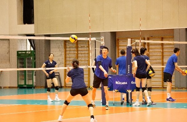 女排隊(duì)員在訓(xùn)練中。人民網(wǎng)記者李乃妍攝