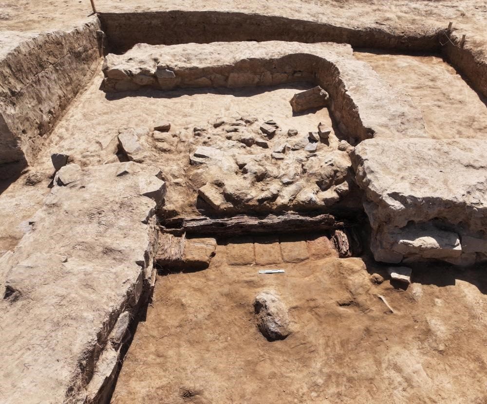 這是都蘭熱水墓群北一區(qū)M37號（“羊圈墓”）祭祀建筑的木質門構。