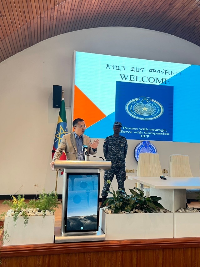 圖為駐埃塞使館首席館員申欽民公參致辭。亞的斯亞貝巴大學(xué)孔子學(xué)院供圖