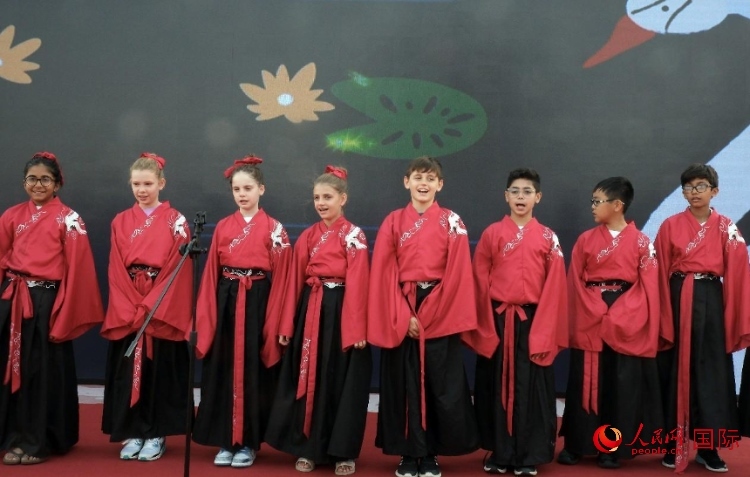 來(lái)自世界各地的小朋友一同誦讀中國(guó)古詩(shī)。人民網(wǎng) 滕婧含攝