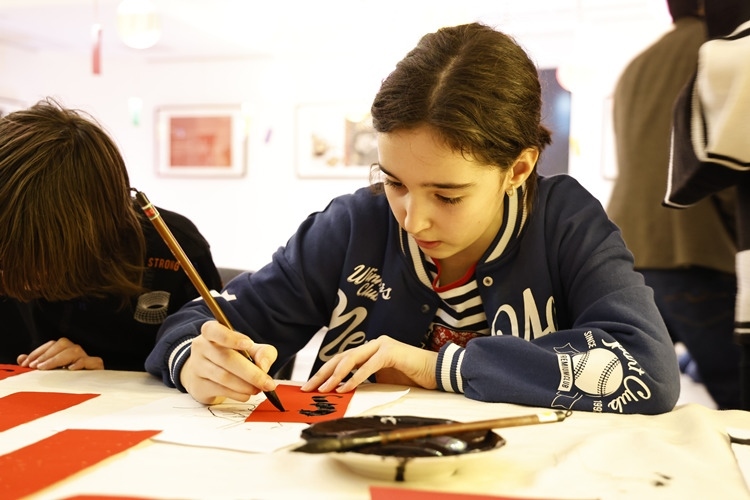 羅馬尼亞小朋友書(shū)寫(xiě)毛筆字。中國(guó)文化中心供圖