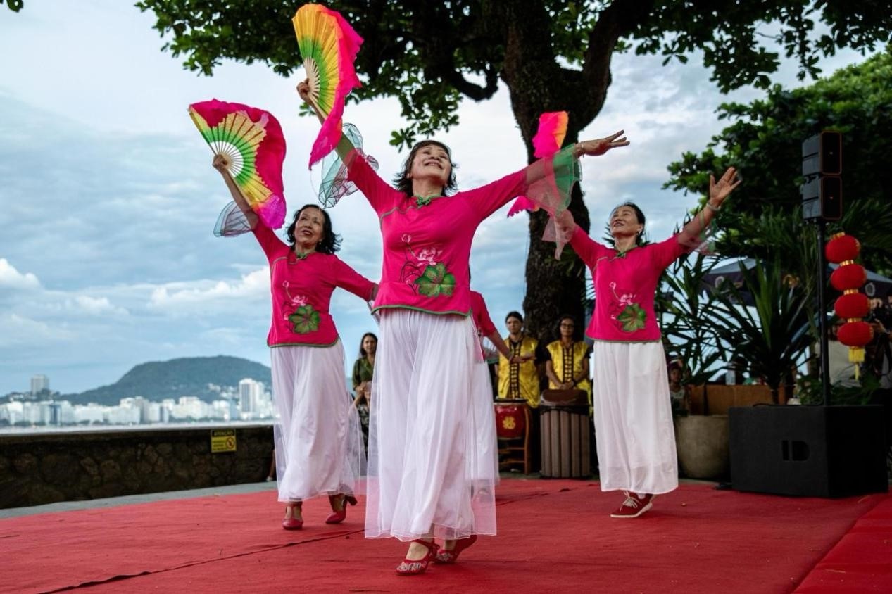 當(dāng)?shù)貢r(shí)間2月24日晚，2024年元宵節(jié)慶?；顒?dòng)在巴西里約熱內(nèi)盧市科帕卡巴納要塞舉辦。巴西山河文化促進(jìn)中心供圖