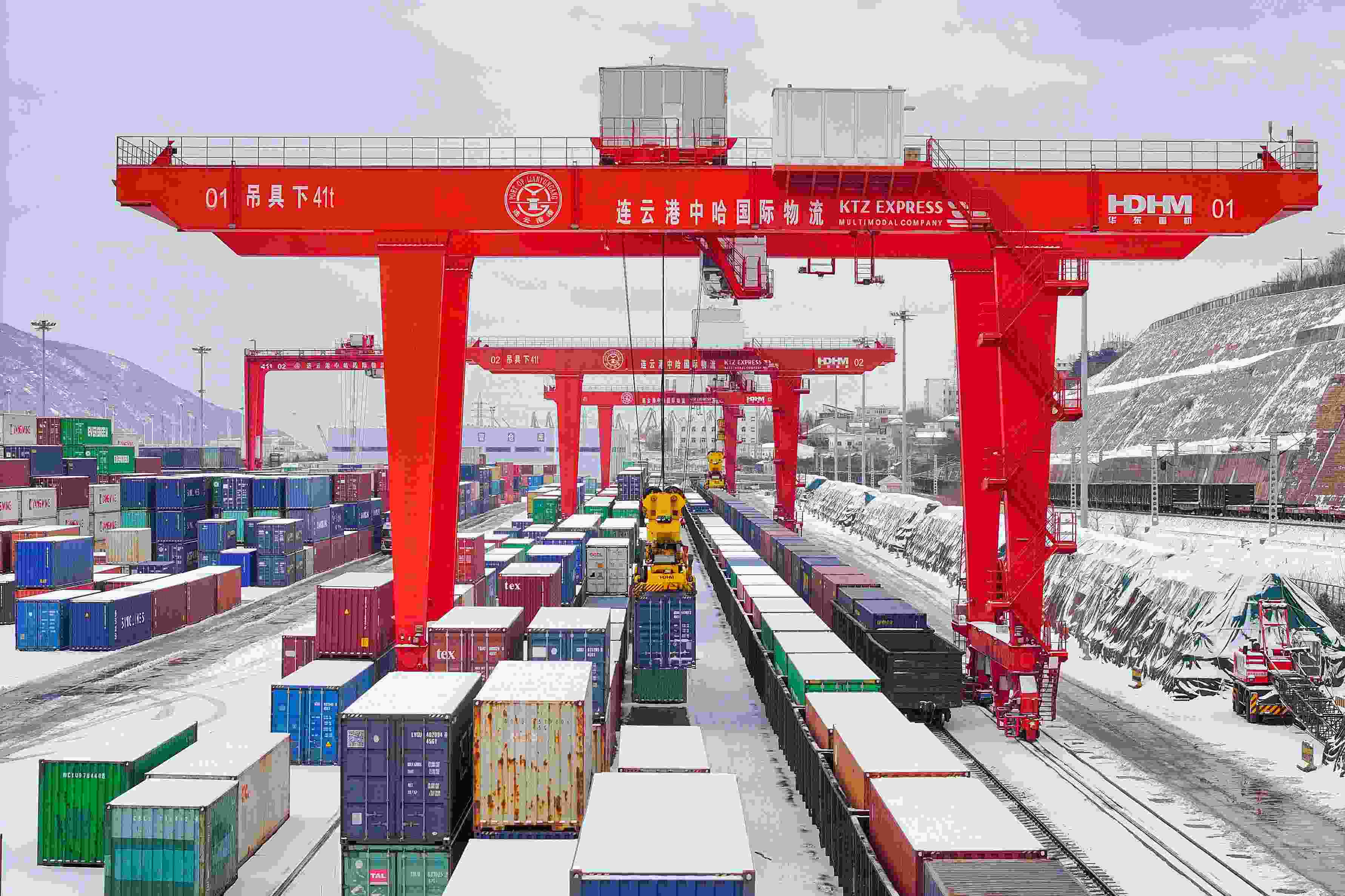 2024年2月22日，江蘇省連云港市中哈連云港物流合作基地，大型機械正在吊裝集裝箱。