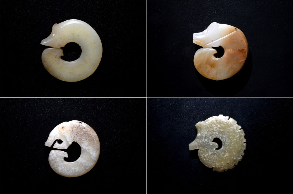 這是在殷墟博物館新館內(nèi)展出的龍形玉玦（拼版照片，1月9日攝）