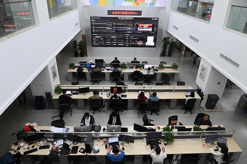 2023年12月12日，中國(guó)－東盟信息港股份有限公司員工在工作中。