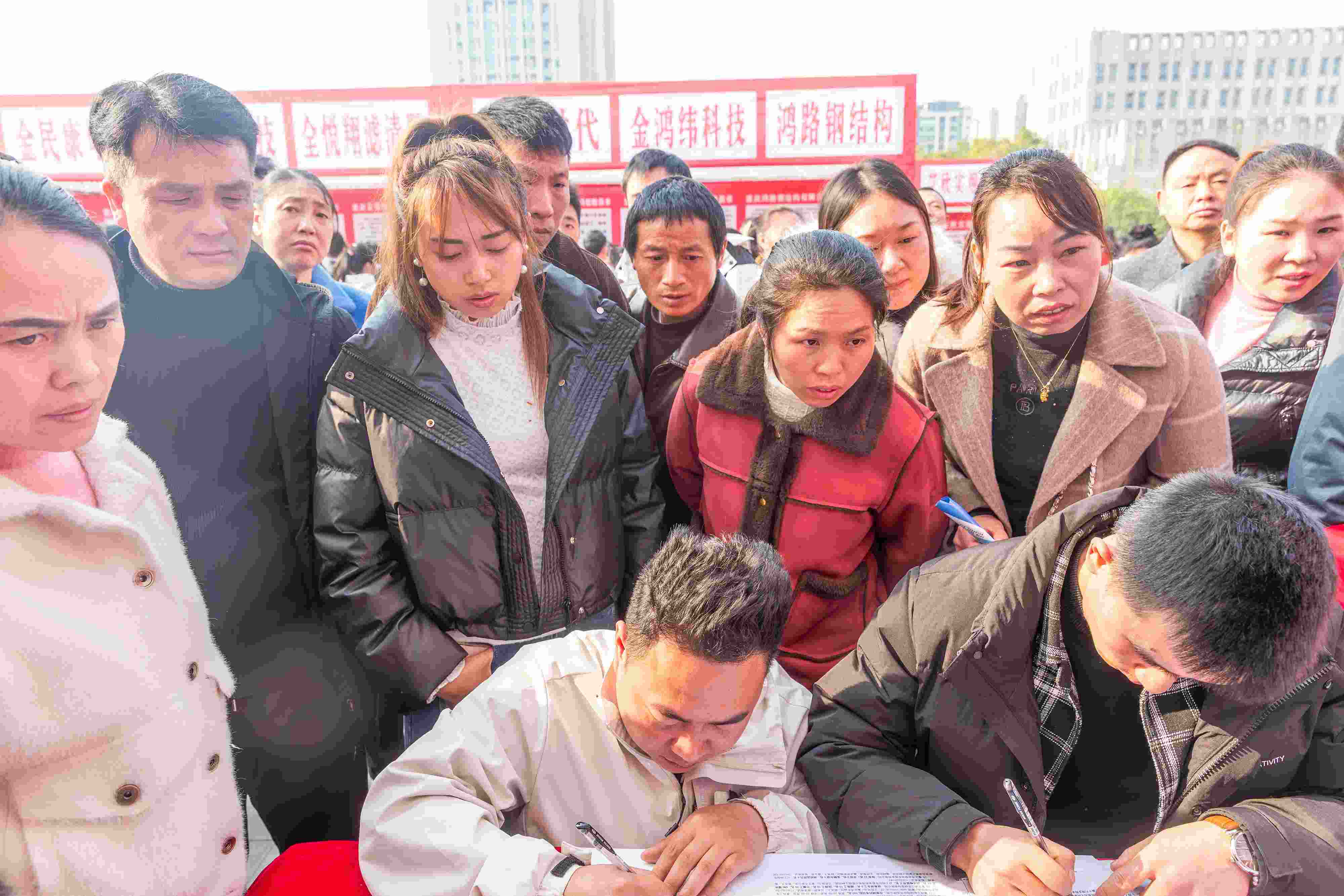 △ 2024年2月19日，重慶市南川區(qū)舉辦2024“春風行動”招聘會，為企業(yè)和求職者牽線搭橋，助力務工人員返崗就業(yè)、企業(yè)復產(chǎn)復工。