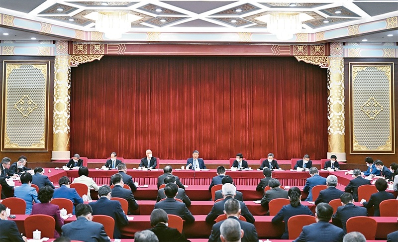 2023年3月6日，中共中央總書記、國家主席、中央軍委主席習近平看望參加全國政協(xié)十四屆一次會議的民建、工商聯(lián)界委員，并參加聯(lián)組會，聽取意見和建議。中共中央政治局常委、全國政協(xié)十四屆一次會議主席團會議主持人王滬寧，中共中央政治局常委蔡奇、丁薛祥參加看望和討論。 新華社記者 謝環(huán)馳/攝