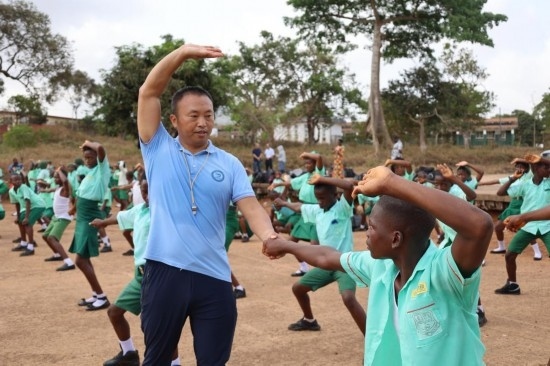 2月20日，在塞拉利昂首都弗里敦，來(lái)自塞拉利昂大學(xué)孔子學(xué)院的武術(shù)教師劉偉在為當(dāng)?shù)貙W(xué)生上武術(shù)課。
