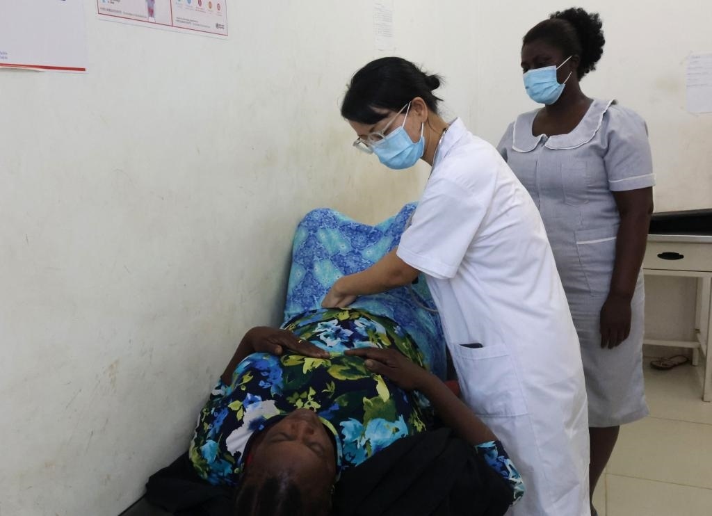 2023年2月27日，在塞拉利昂首都弗里敦，一名中國醫(yī)療隊(duì)的醫(yī)生正在為患者檢查身體。