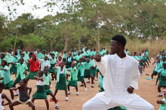 2月20日，在塞拉利昂首都弗里敦，當(dāng)?shù)貙W(xué)生在上武術(shù)課。