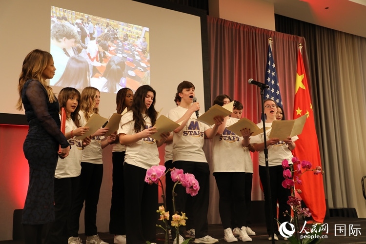 馬斯卡廷中學(xué)的學(xué)生們還深情演唱了表現(xiàn)中美兩國人民友誼的歌曲《情緣留住永恒的記憶》。 人民網(wǎng)記者 李志偉攝