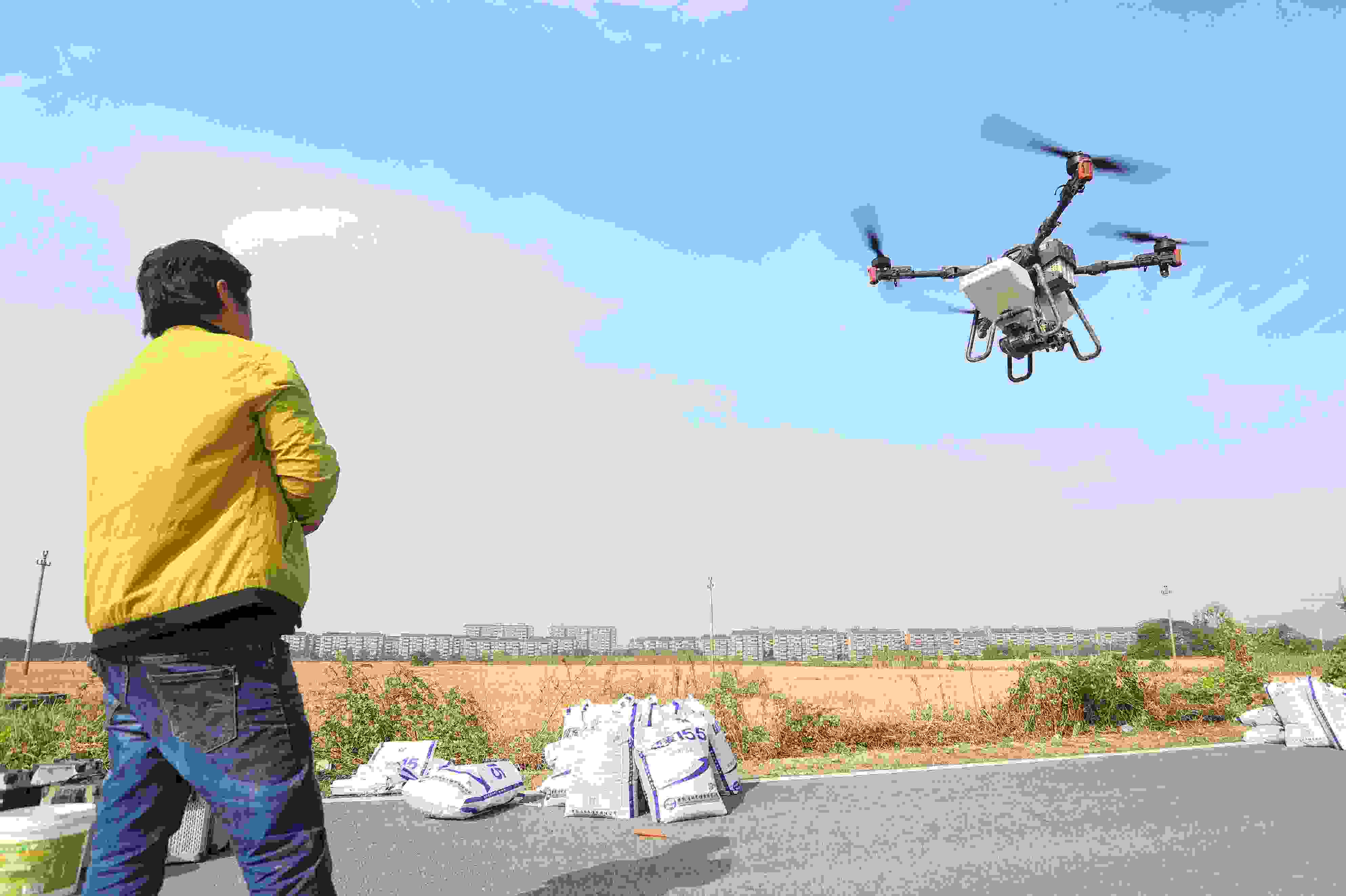 2023年11月15日，浙江嘉興，南湖區(qū)七星街道一處農(nóng)田里，農(nóng)民操縱無(wú)人機(jī)進(jìn)行冬小麥飛播。