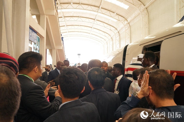 人們爭(zhēng)相前往紅線試乘。人民網(wǎng)記者 姜宣攝