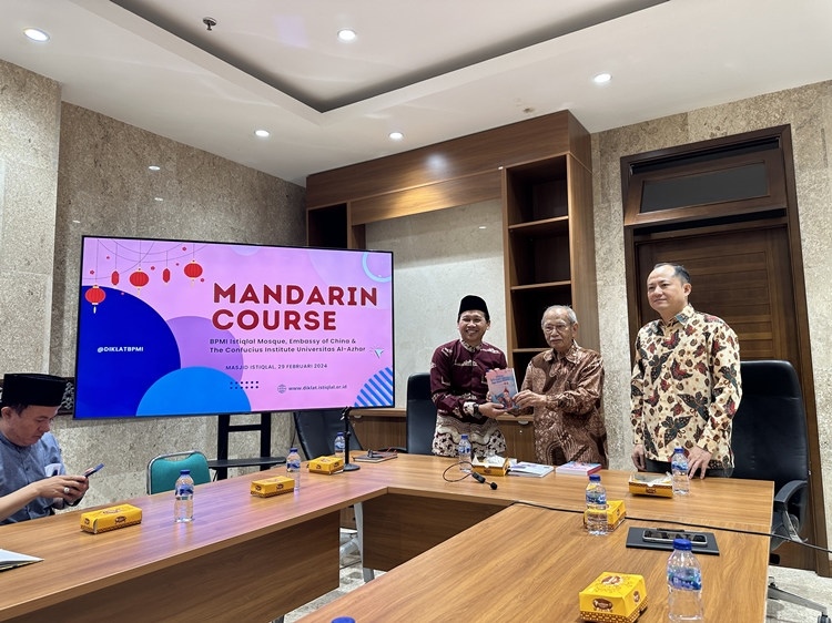 阿拉扎大學(xué)孔子學(xué)院向獨(dú)立清真寺贈書。阿拉扎大學(xué)孔子學(xué)院供圖