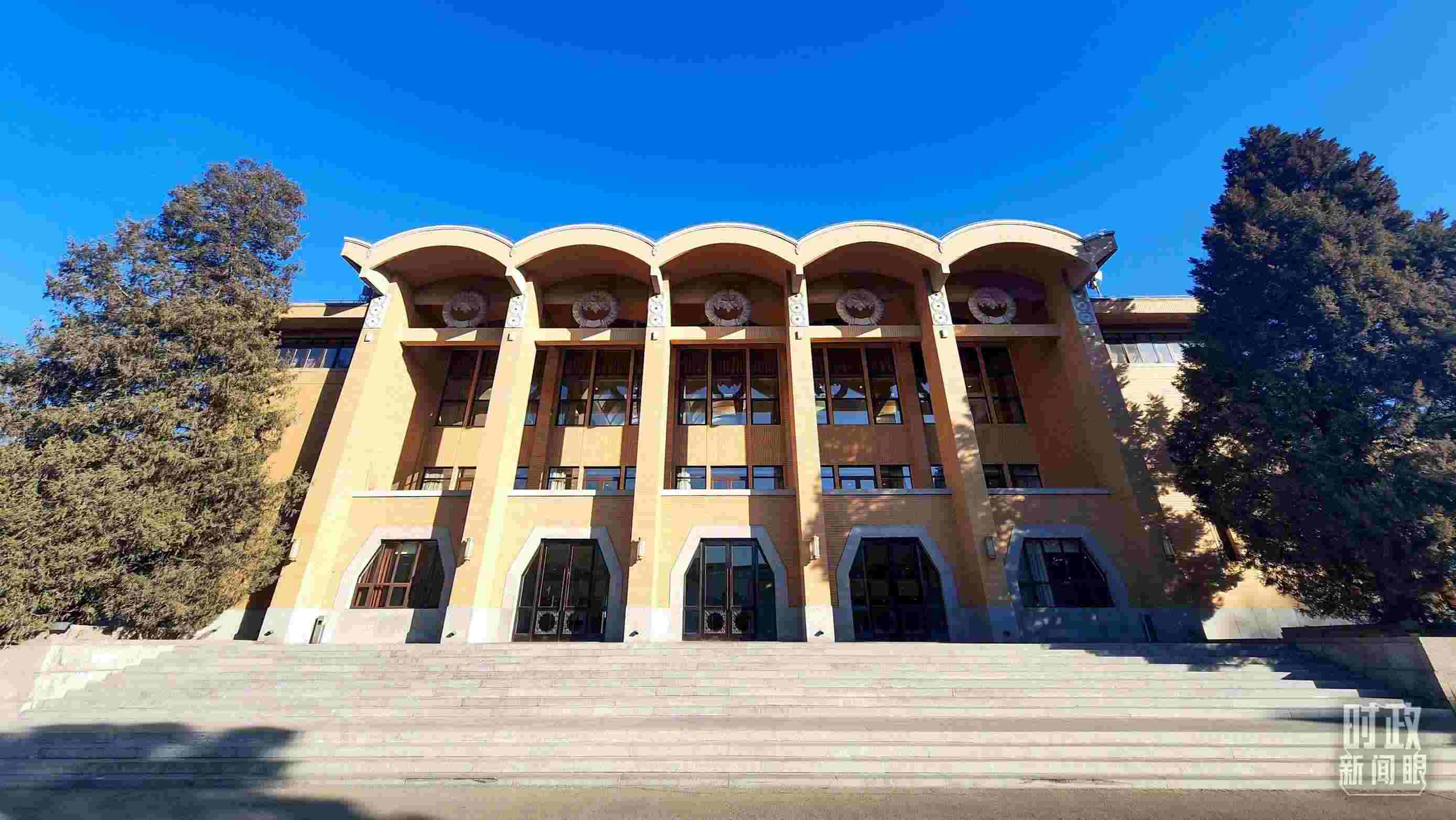 △2024年春季學(xué)期中央黨校（國家行政學(xué)院）中青年干部培訓(xùn)班3月1日上午在中央黨校開班。（總臺(tái)央視記者劉琦拍攝）