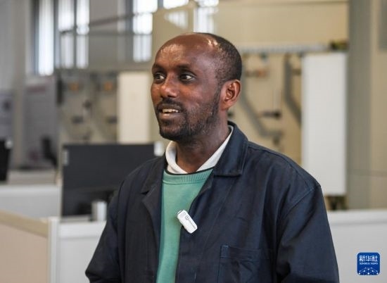 2月15日，在亞的斯亞貝巴的埃塞俄比亞聯(lián)邦職業(yè)技術(shù)培訓(xùn)學(xué)院，魯班工坊當(dāng)?shù)亟處熂s納斯·阿凱萊（中文名艾友涵）接受新華社采訪。