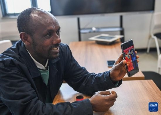 2月15日，在亞的斯亞貝巴的埃塞俄比亞聯(lián)邦職業(yè)技術(shù)培訓(xùn)學(xué)院，魯班工坊當(dāng)?shù)亟處熂s納斯·阿凱萊（中文名艾友涵）展示在中國學(xué)習(xí)時的照片。